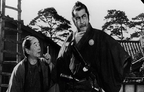 توشیرو میفونه (راست) در فیلم Yojimboساخته آکیرا کوروساوا